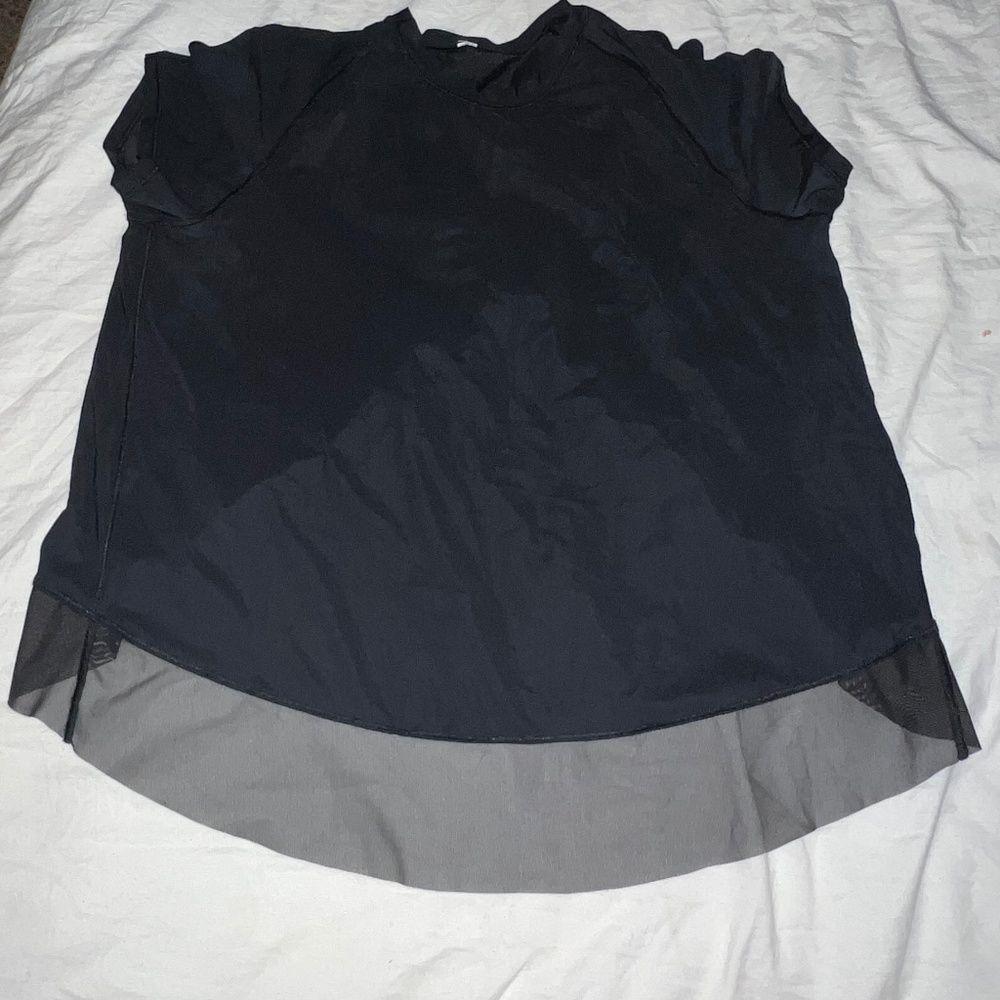 Lululemon Workout Tshirt with mesh lining the bottom and an open back!